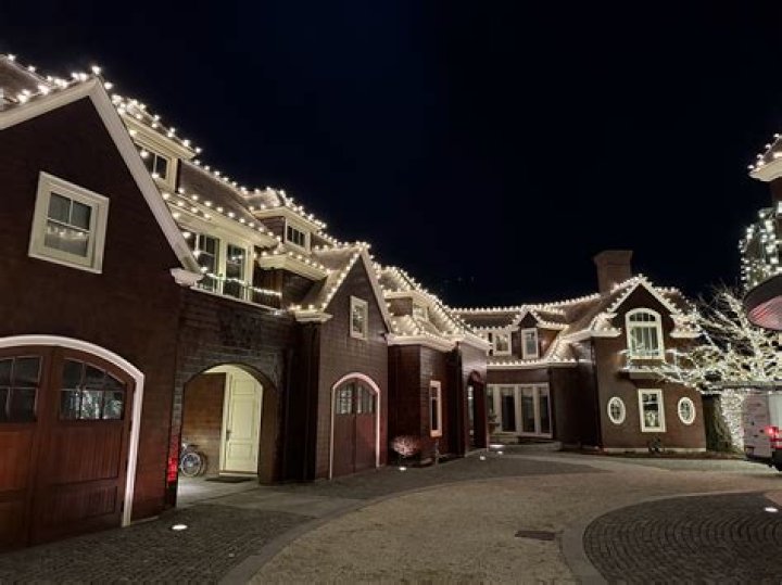 Bloomingdale, Massachusetts Holiday Light Installation