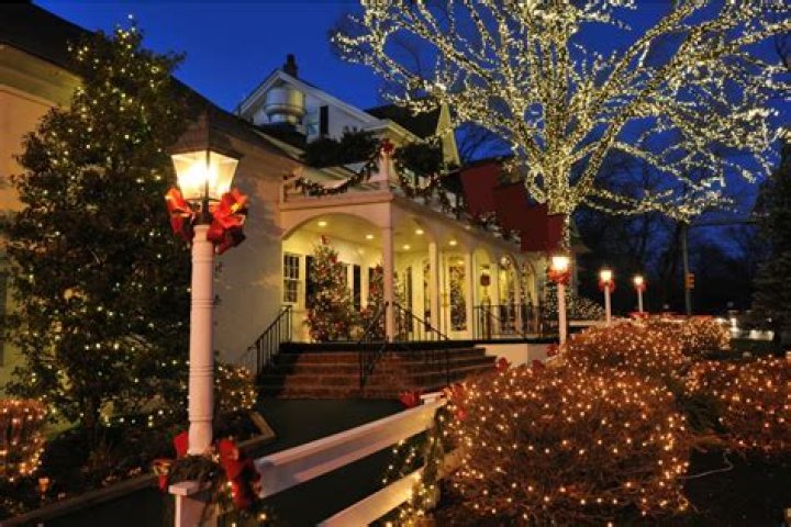 Canton, Massachusetts Holiday Light Setup