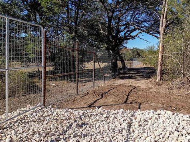 Fence contractor in Combes, Texas