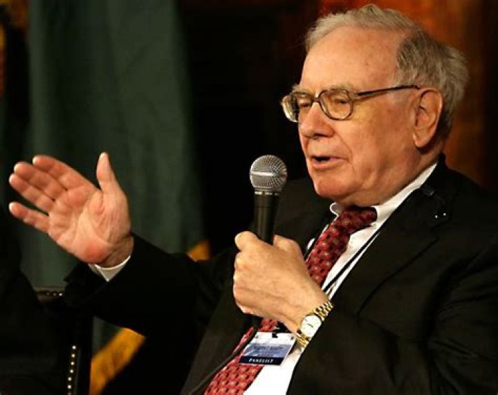 warren buffett wears which model rolex, president or datejust?