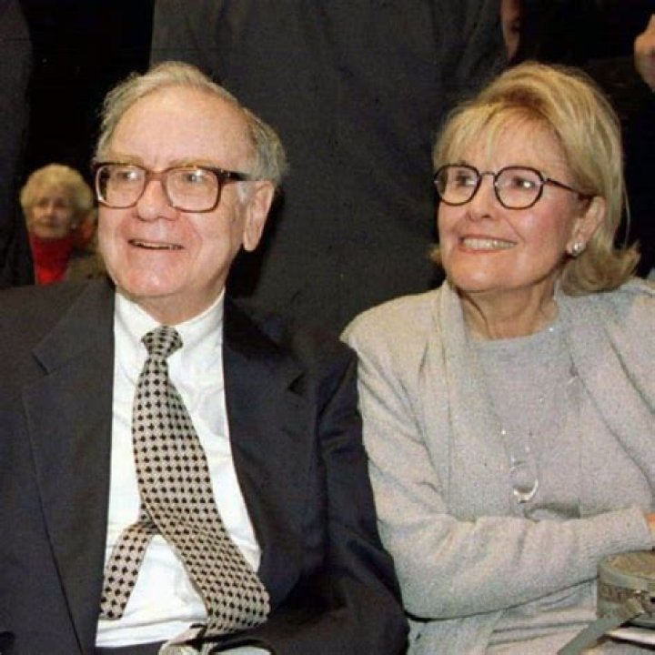 who is warren buffett married to